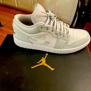 Men Jordan like new worn once white Authentic grey trim still in the box size 11